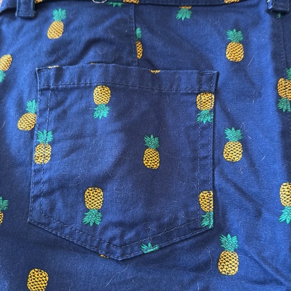 St John’s Bay NWT Woman’s Tie 5” Pineapple Print Shorts - Picture 8 of 8